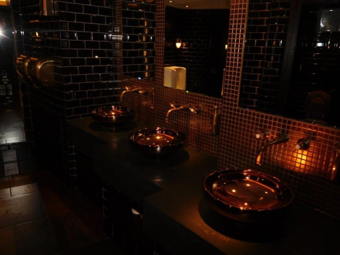 <p class="caption-name">Prestigious Bar and Restaurant, Broadgate Circle , London</p> 1000<sup>m2</sup> of vinyl, ceramic and timber Prestigious Bar and Restaurant, Broadgate Circle , London