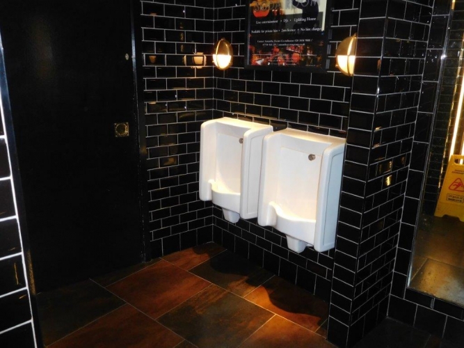 <p class="caption-name">Prestigious Bar and Restaurant, Broadgate Circle , London</p> 1000<sup>m2</sup> of vinyl, ceramic and timber Prestigious Bar and Restaurant, Broadgate Circle , London