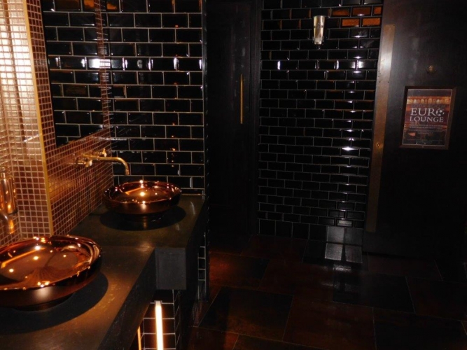 <p class="caption-name">Prestigious Bar and Restaurant, Broadgate Circle , London</p> 1000<sup>m2</sup> of vinyl, ceramic and timber Prestigious Bar and Restaurant, Broadgate Circle , London